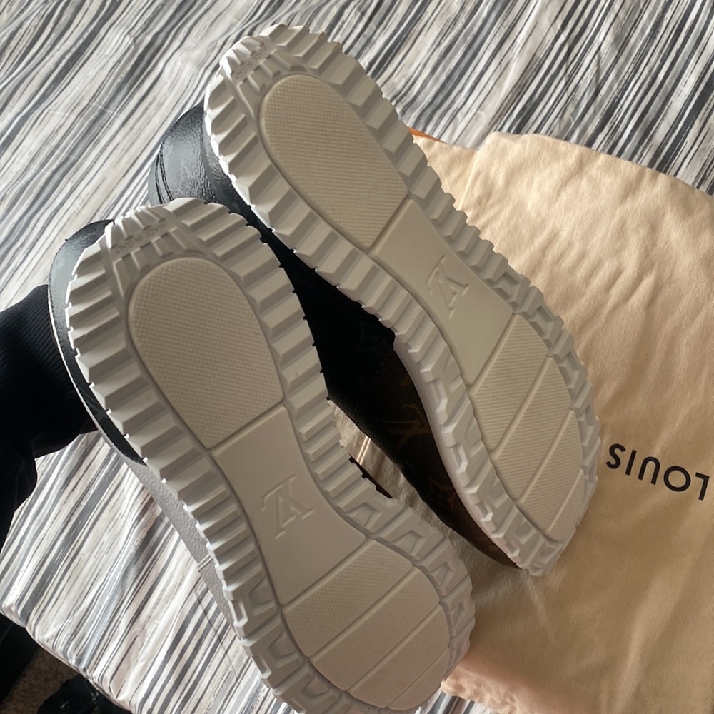 Louis Vuitton Run Away Sneakers size 11 only worn once still in great condition! - Picture 4 of 10